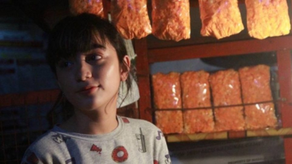 Berparas Cantik nan Manis, Gadis Penjual Popcorn ini Menjadi Viral