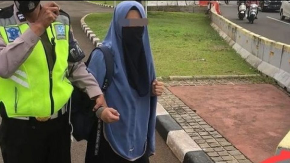 Seorang Perempuan Bersenjata Api Nekat Mencoba Menerobos Istana Negara Pagi Tadi