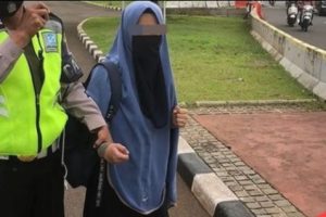 Seorang Perempuan Bersenjata Api Nekat Mencoba Menerobos Istana Negara Pagi Tadi