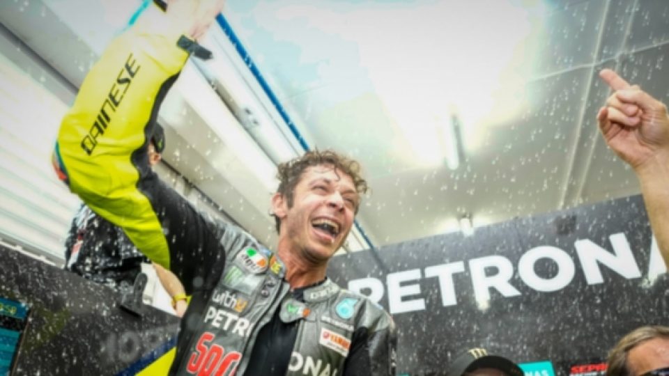 Grazie Vale! Valentino Rossi Resmi Pensiun dari MotoGP setelah Menyelesaikan Balapan Terakhirnya di GP Valencia
