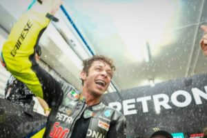 Grazie Vale! Valentino Rossi Resmi Pensiun dari MotoGP setelah Menyelesaikan Balapan Terakhirnya di GP Valencia