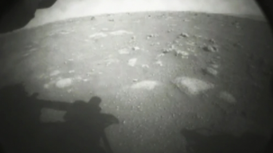 Sukses! Misi Pedaratan ke Mars Kirim Foto Pertama dari Permukaan Planet Merah!