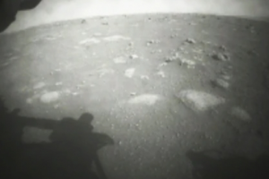 Sukses! Misi Pedaratan ke Mars Kirim Foto Pertama dari Permukaan Planet Merah!