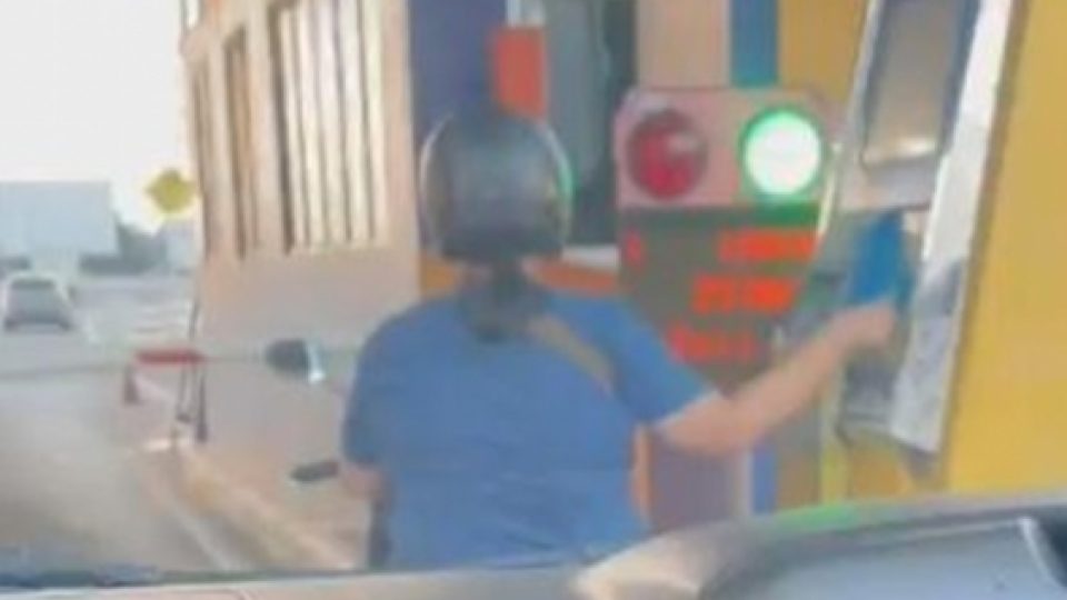 Jasa Marga Buru Emak-emak Pengendara Motor yang Nekat Masuk Tol Angke di Jakarta