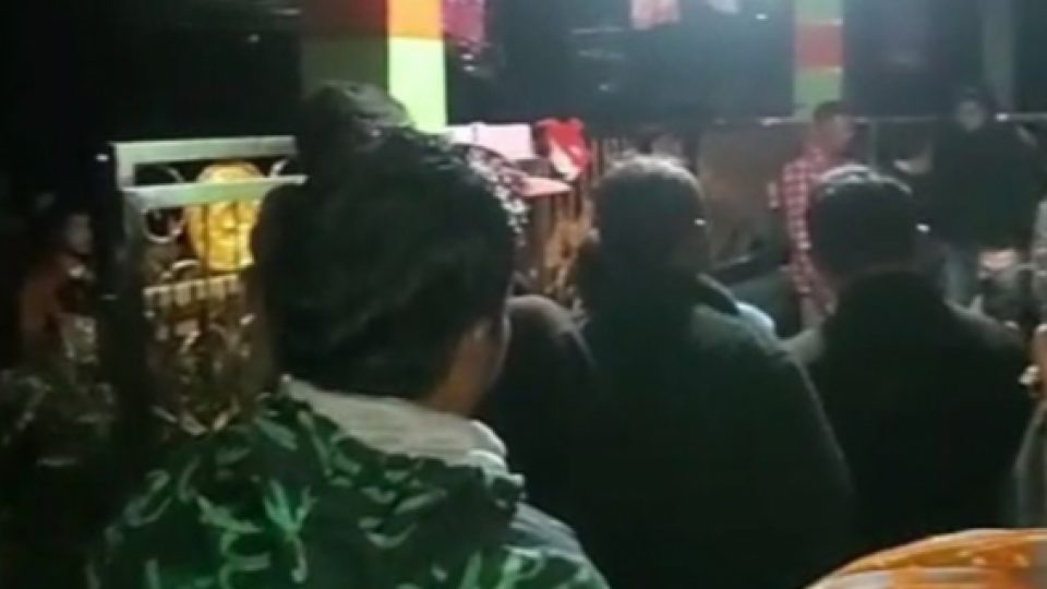 Warga Desa Salukepopo di Sulbar Kepung Rumah Kades Buntut dari Unggahan Ujaran Kebencian Terhadap Suku Daerah