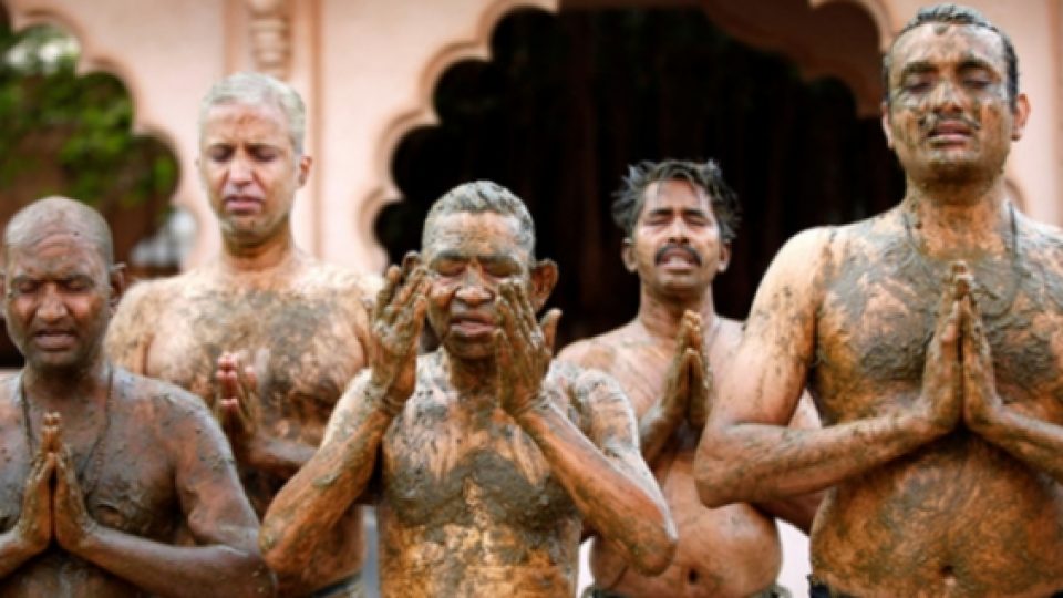 Warga India 'Mandi' Dengan Kotoran dan Air Kencing Sapi Karena Percaya Dapat Meningkatkan Imunitas Terhadap COVID-19