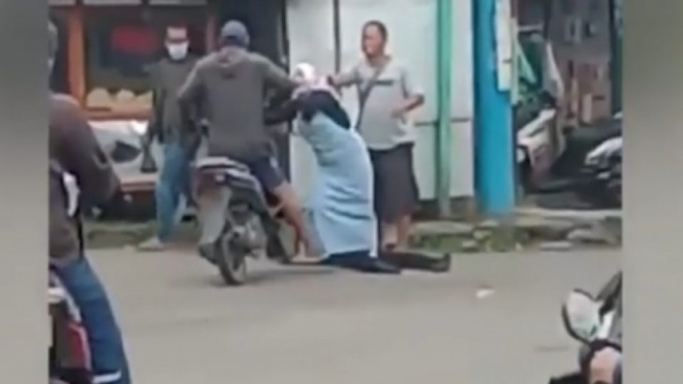 Viral Aksi Heroik Emak-emak di Garut Lindungi Petugas Servis ATM yang Dikeroyok