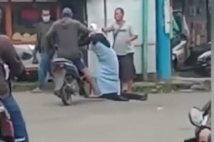 Viral Aksi Heroik Emak-emak di Garut Lindungi Petugas Servis ATM yang Dikeroyok