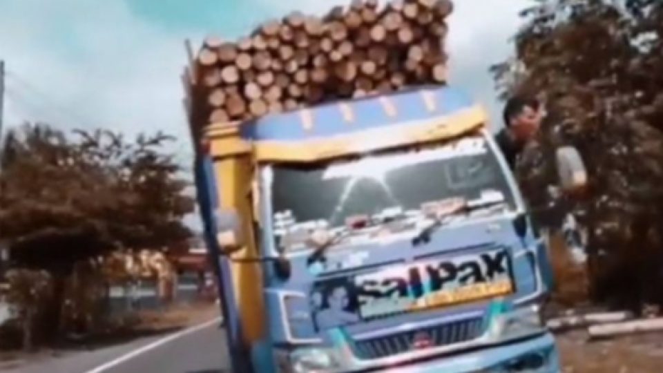 Viral Video Truk Miring di Lumajang, Ngakunya Untuk Hiburan Masyarakat
