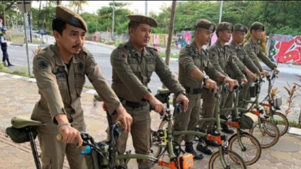 Heboh Satpol PP Makassar Kendarai Sepeda Brompton