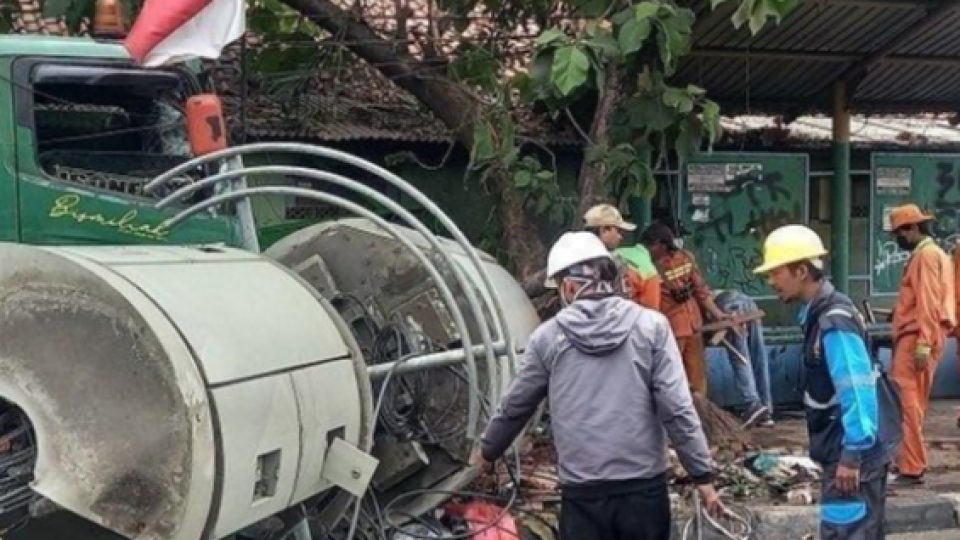 Diduga Rem Blong, Truk Kontainer Tabrak Tower di Bekasi dan Tewaskan 10 Orang Termasuk 7 Murid SD