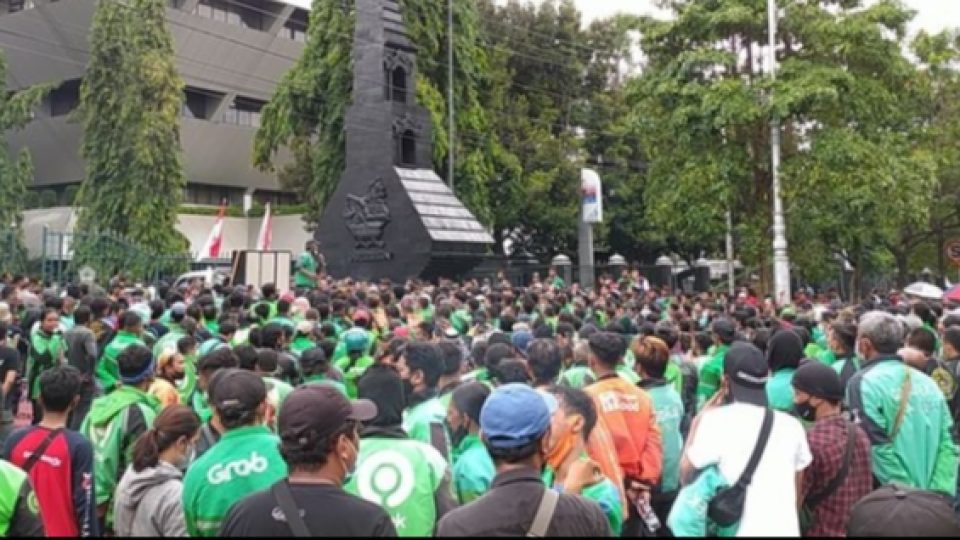 Ribuan Pengemudi Ojol Datangi Kantor Gubernur Jateng, Tuntut Kesejahteraan Mereka Diperhatikan