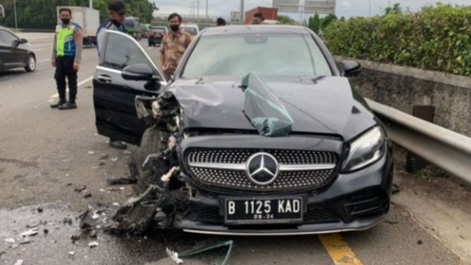 Heboh Supir Mercedes-Benz E300 Bak GTA Lawan Arus di Jalan Tol, Rupanya Penderita Demensia