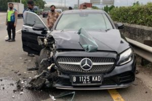 Heboh Supir Mercedes-Benz E300 Bak GTA Lawan Arus di Jalan Tol, Rupanya Penderita Demensia
