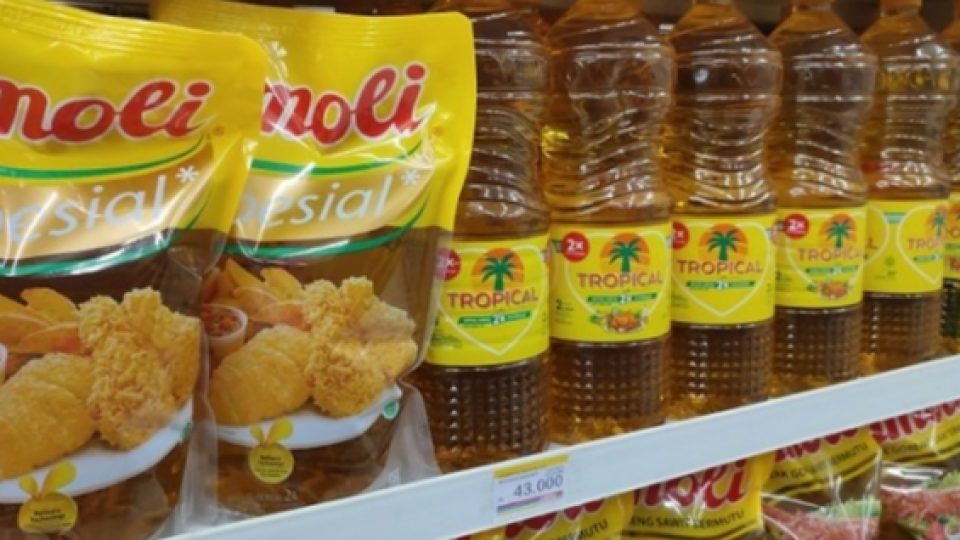 Tipu Puluhan Pedagang Minyak Goreng, Seorang Ibu Rumah Tangga di Garut Ditangkap Polisi