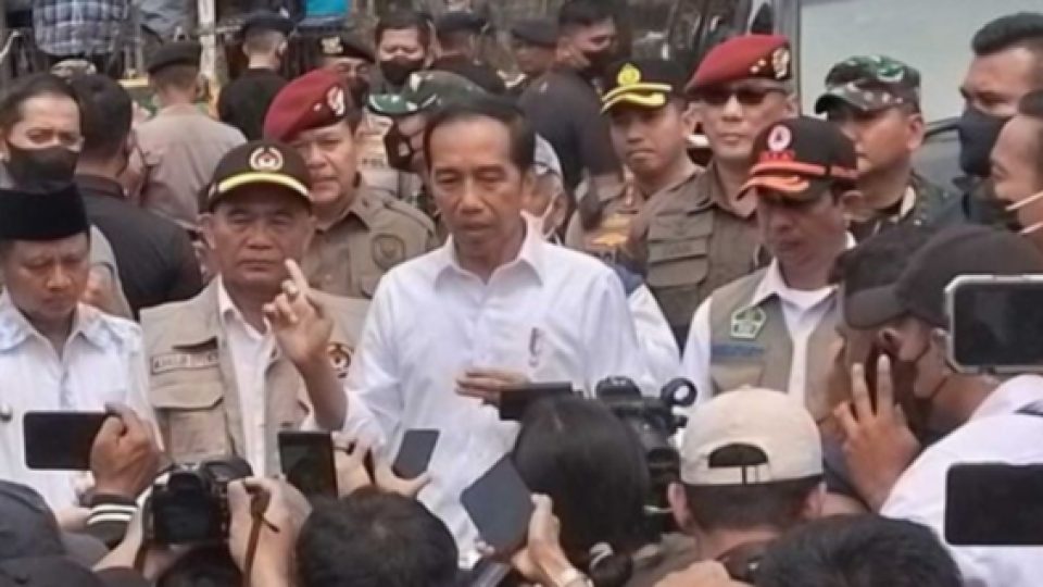 Presiden Jokowi Bagikan Rp 5 Juta per RT Ketika Kunjungi Pengungsi Gempa Cianjur