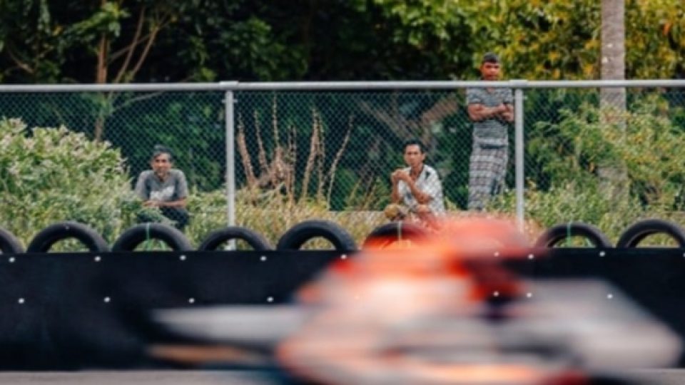 Momen Unik Bapak-bapak Bersarung Nonton Ujicoba Pramusim MotoGP Jadi Viral di Kalangan Warganet