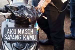 Plat Motor Bucin 'AKU MASIH SAYANG KAMU' yang Viral Setelah Ditindak Polisi