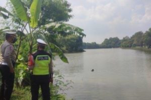 Helikopter Jatuh di Sebuah Danau di Depok, Jawa Barat, Mengagetkan Para Pemancing
