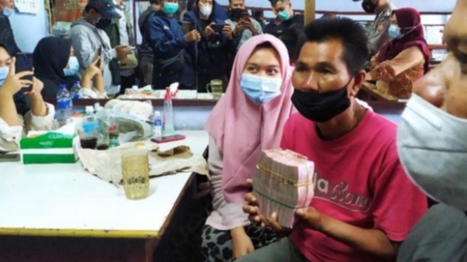 Pria Tua yang Viral Beli Nasi Padang Hanya Bermodal Rp 5.000 Dapat Donasi Ratusan Juta Dari Netizen