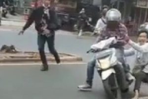 Viral Driver Ojol Terseret Saat Mempertahankan Sepeda Motornya yang DIbawa Debt Collector