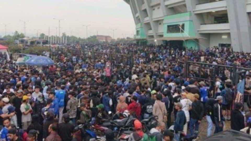 2 Bobotoh Persib Meninggal di GBLA, Diduga Karena Desakan Penonton Jelang Laga Persib vs. Persebaya