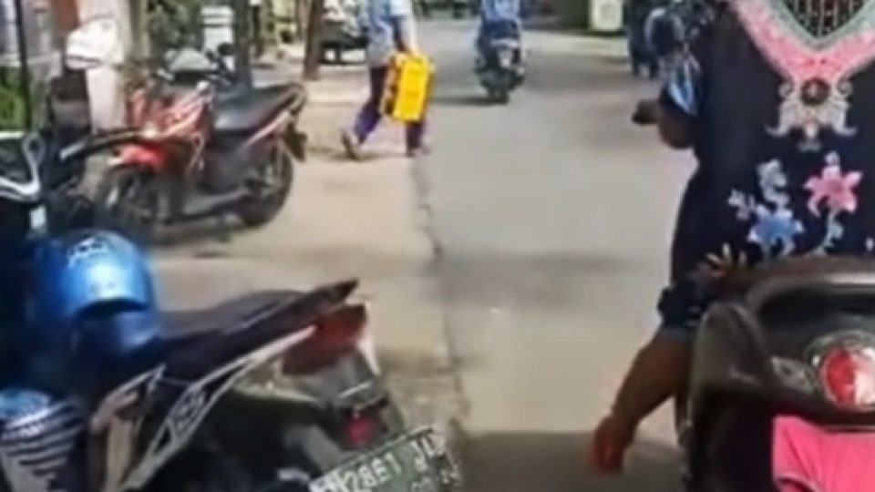 Bikin Konten Plat Nomor Kendaraan Ditutupi CD, 4 Emak-Emak di Lamongan Diperiksa Polisi
