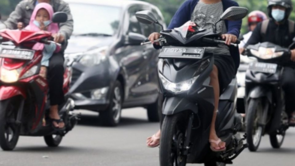 Polisi Himbau Pengendara Motor Agar Tidak Mengenakan Sandal Jepit dan Celana Pendek Saat Berkendara