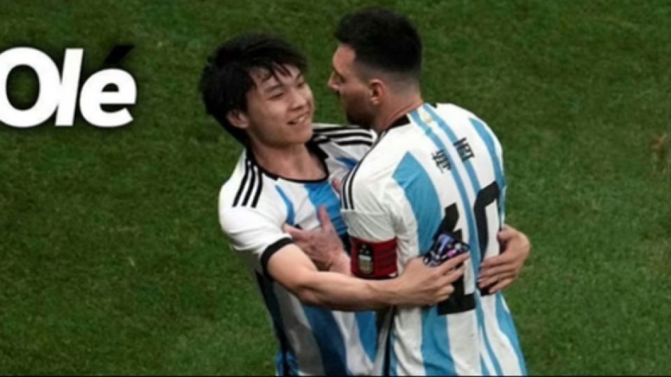 Terobos Lapangan Peluk Messi, Penggemar Sempat Tersenyum Saat Ditangkap