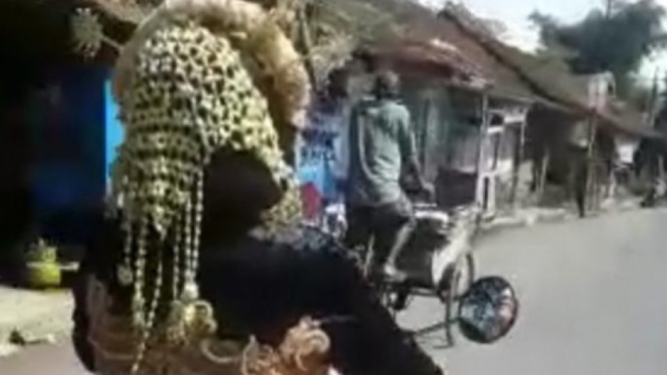 Kocak! Pengantin Wanita Naik Sepeda Motor Jemput Pengantin Pria yang Ketiduran di Hari Pernikahan