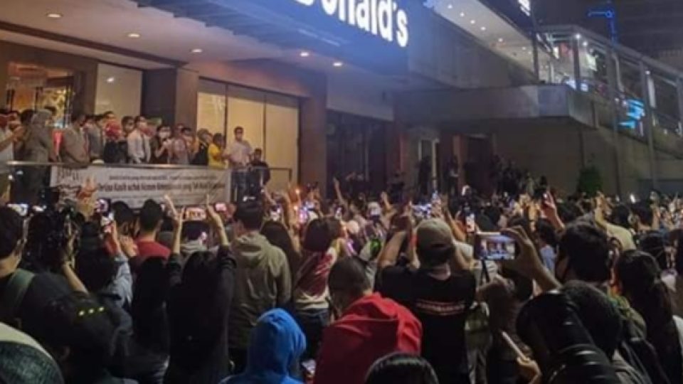 Penutupan McDonald's Sarinah Ramai Dihadiri Warga di Tengah Pandemi Corona, Mengorbankan Masa Depan Demi Masa Lalu?