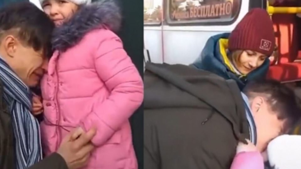 Tetes Air Mata Pria Ukraina Saat Berpisah dengan Anak Istri yang Akan Mengungsi Viral di Media Sosial
