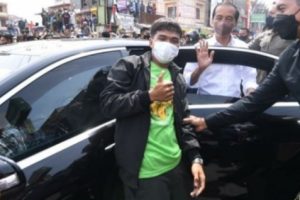 Kritik Terhadap Kerumunan Warga Saat Presiden Bagi-bagi Kaos, Istana: Sulit Cegah Warga Ingin Sapa Presiden