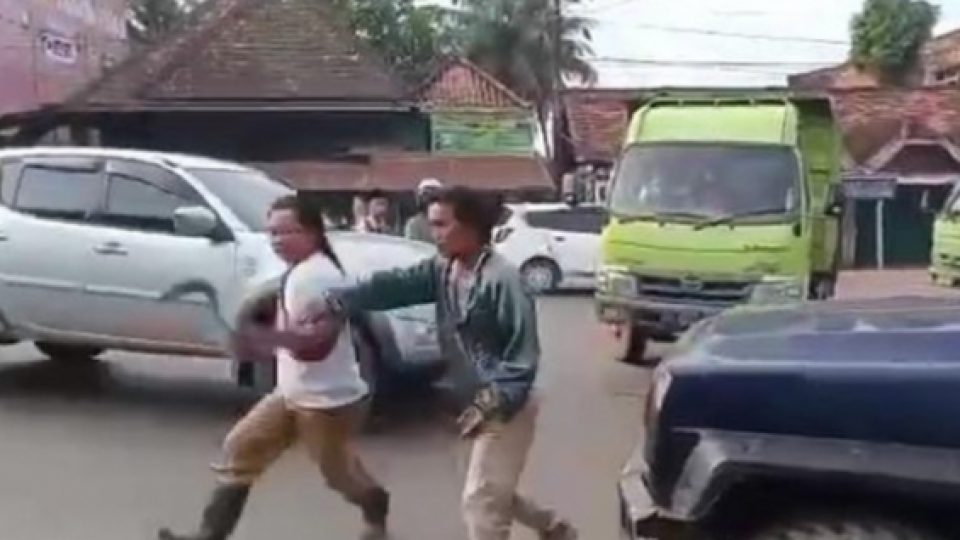 Tak Terima Anaknya Ditilang, Seorang Pria Bersenjakan Celurit di Sumsel Kejar Polantas