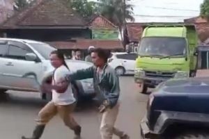 Tak Terima Anaknya Ditilang, Seorang Pria Bersenjakan Celurit di Sumsel Kejar Polantas