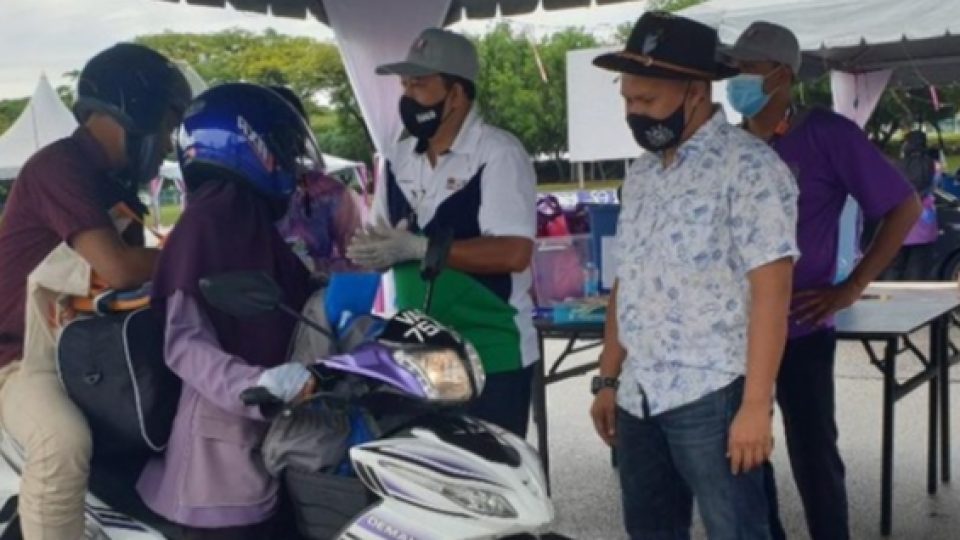 Kasih Ibu Kepada Beta, Rela Antar Anak Kuliah 50 Km Jauhnya