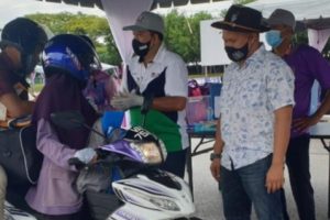 Kasih Ibu Kepada Beta, Rela Antar Anak Kuliah 50 Km Jauhnya
