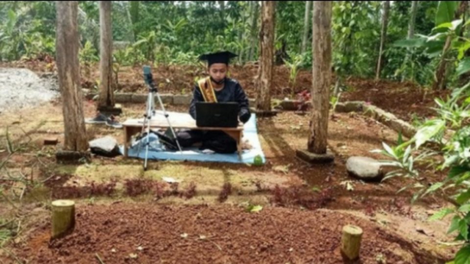 Bikin Haru, Mahasiswa di Banjarnegara Ikuti Wisuda Online di Depan Makam Mendiang Ayahnya