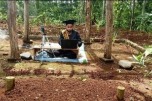 Bikin Haru, Mahasiswa di Banjarnegara Ikuti Wisuda Online di Depan Makam Mendiang Ayahnya