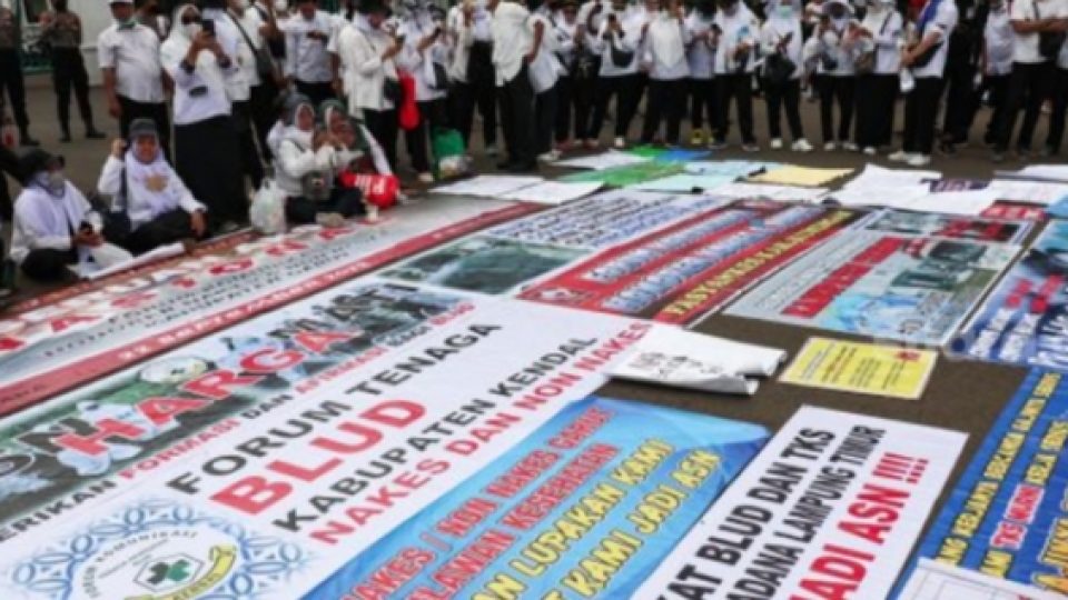 Massa Nakes Berunjuk Rasa di Kawasan Patung Kuda, Minta Presiden Jokowi Angkat Mereka Jadi ASN Tanpa Tes