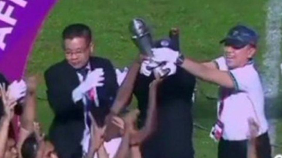Warganet Sindir Menpora dan Ketum PSSI Ikut Angkat Piala AFF U-16, Ini Penjelasan Menpora