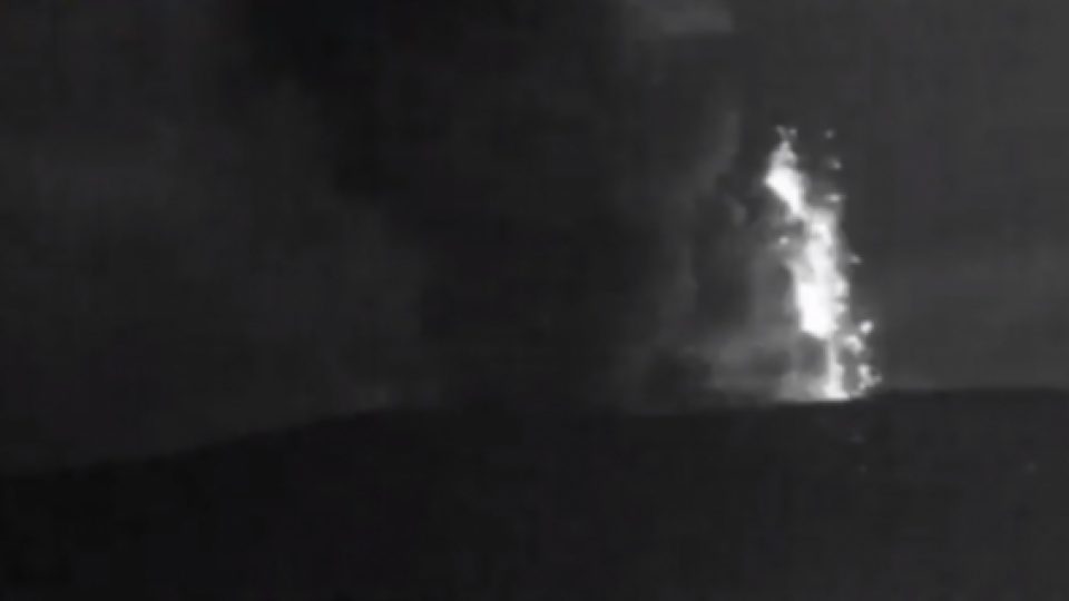 Erupsi Gunung Anak Krakatau Jumat Malam, Kolom Abu Setinggi Lebih Dari 300 Meter
