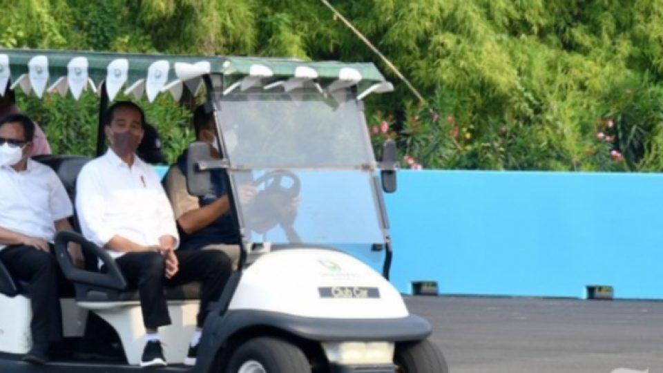 Presiden Jokowi Didampingi Gubernur DKI Jakarta Tinjau Sirkuit Formula E
