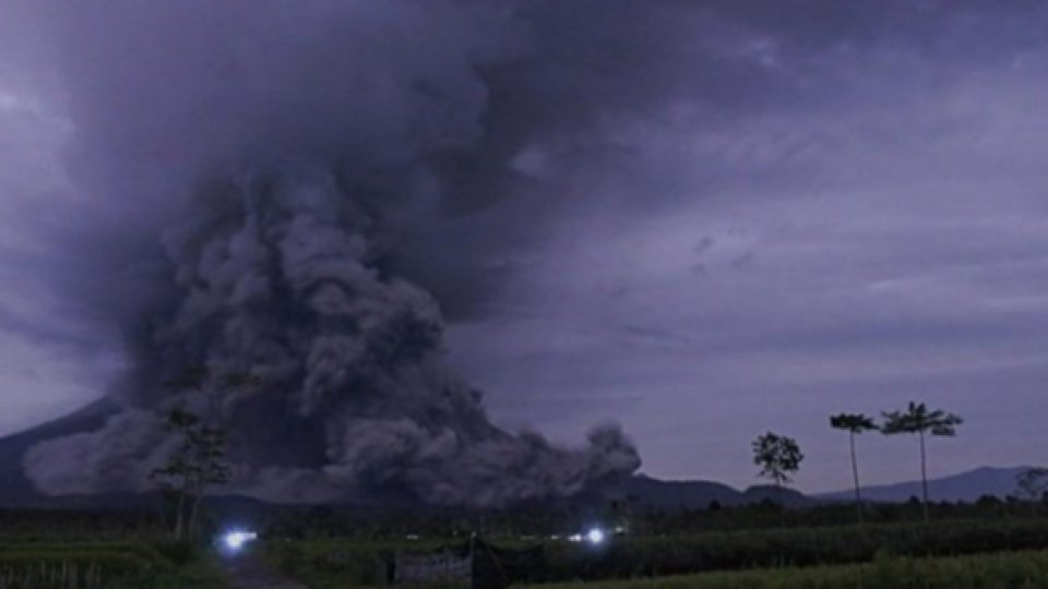 Gunung Semeru Keluarkan Awan Panas, Jalur Pendakian Ditutup, dan Hoaks Video Lava Pijar di Media Sosial