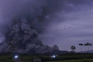 Gunung Semeru Keluarkan Awan Panas, Jalur Pendakian Ditutup, dan Hoaks Video Lava Pijar di Media Sosial