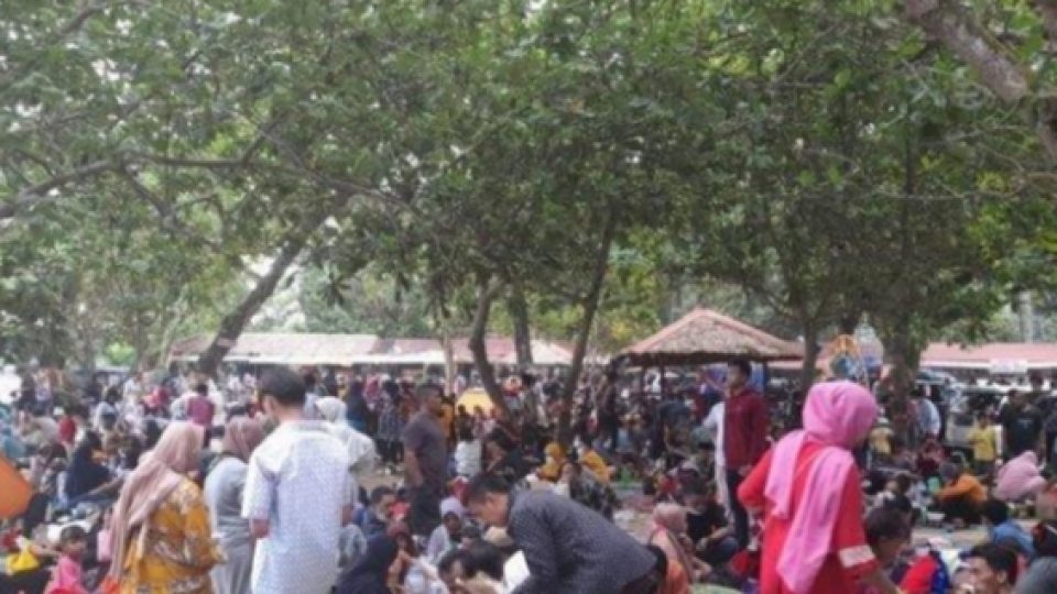 Pantai Pasir Putih Carita Ditutup Sementara Lantaran Membludaknya Pengunjung