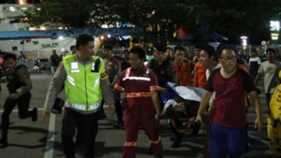 Sebuah Mobil Tercebur ke Laut di Pelabuhan Merak, Dua Orang di Dalam Mobil Berhasil Diselamatkan
