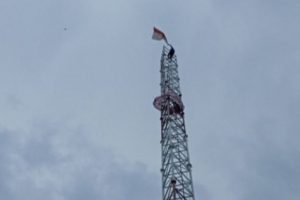 4 Hari Berada di Puncak Tower Radio di Sikka Setinggi 43 Meter, Seorang Pria Berhasil Dievakuasi Tim SAR