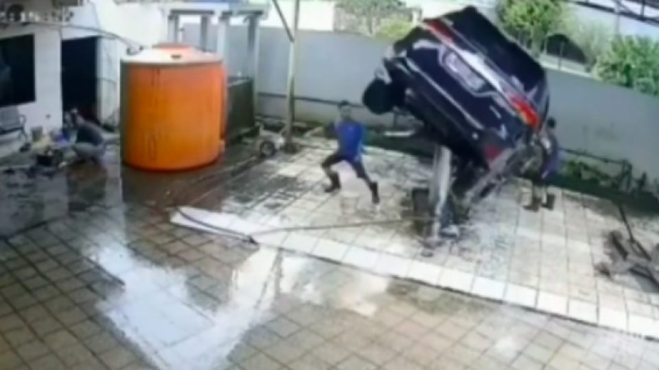 Mobil Terjungkal Saat Dicuci dii Tempat Pencucian Mobil Hidrolik, Nyaris Mengenai Pegawai Tempat Pencucian