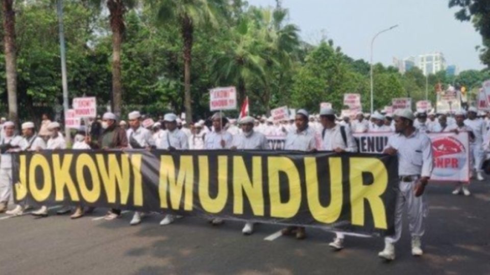 Massa Aksi GNPR 414 Berunjuk Rasa di Kawasan Bundaran Patung Kuda, Teriakkan 'Jokowi Mundur'